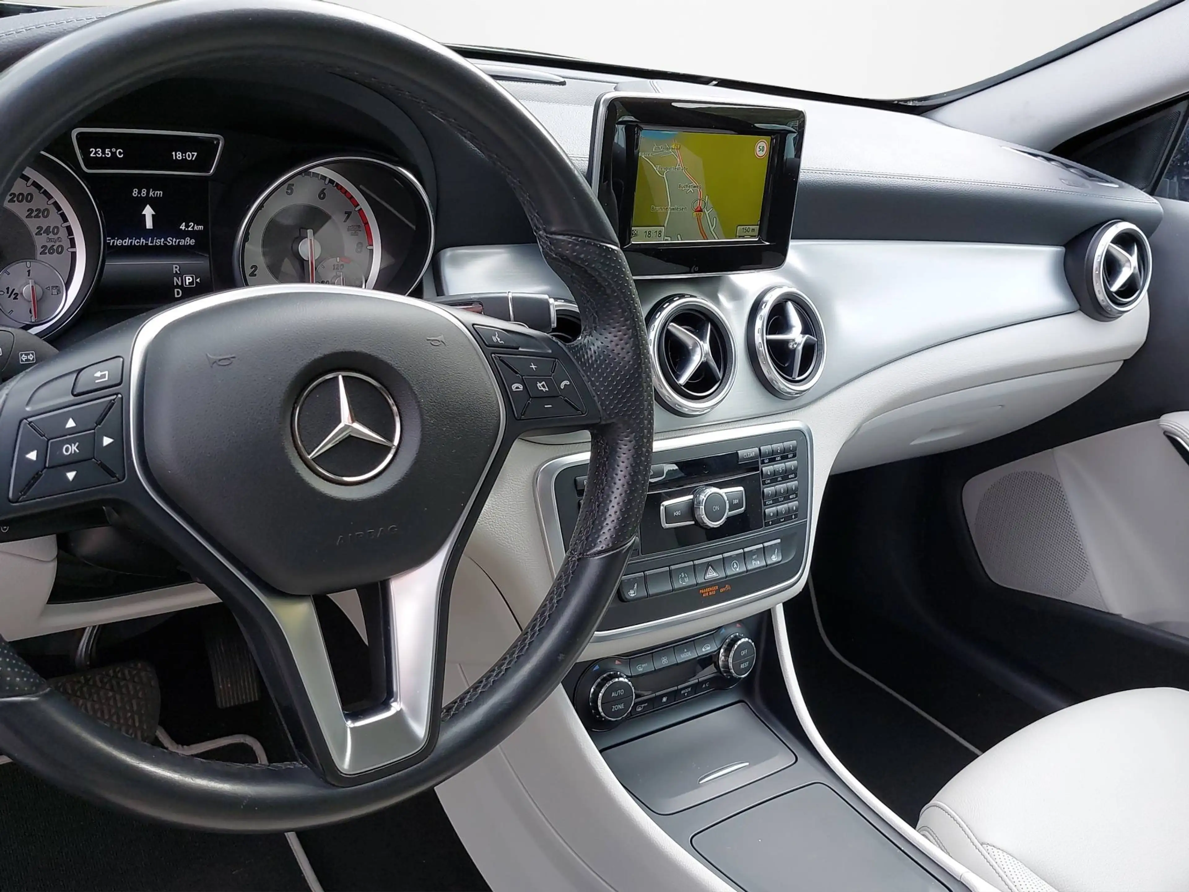 Mercedes-Benz GLA 250 — photo 24