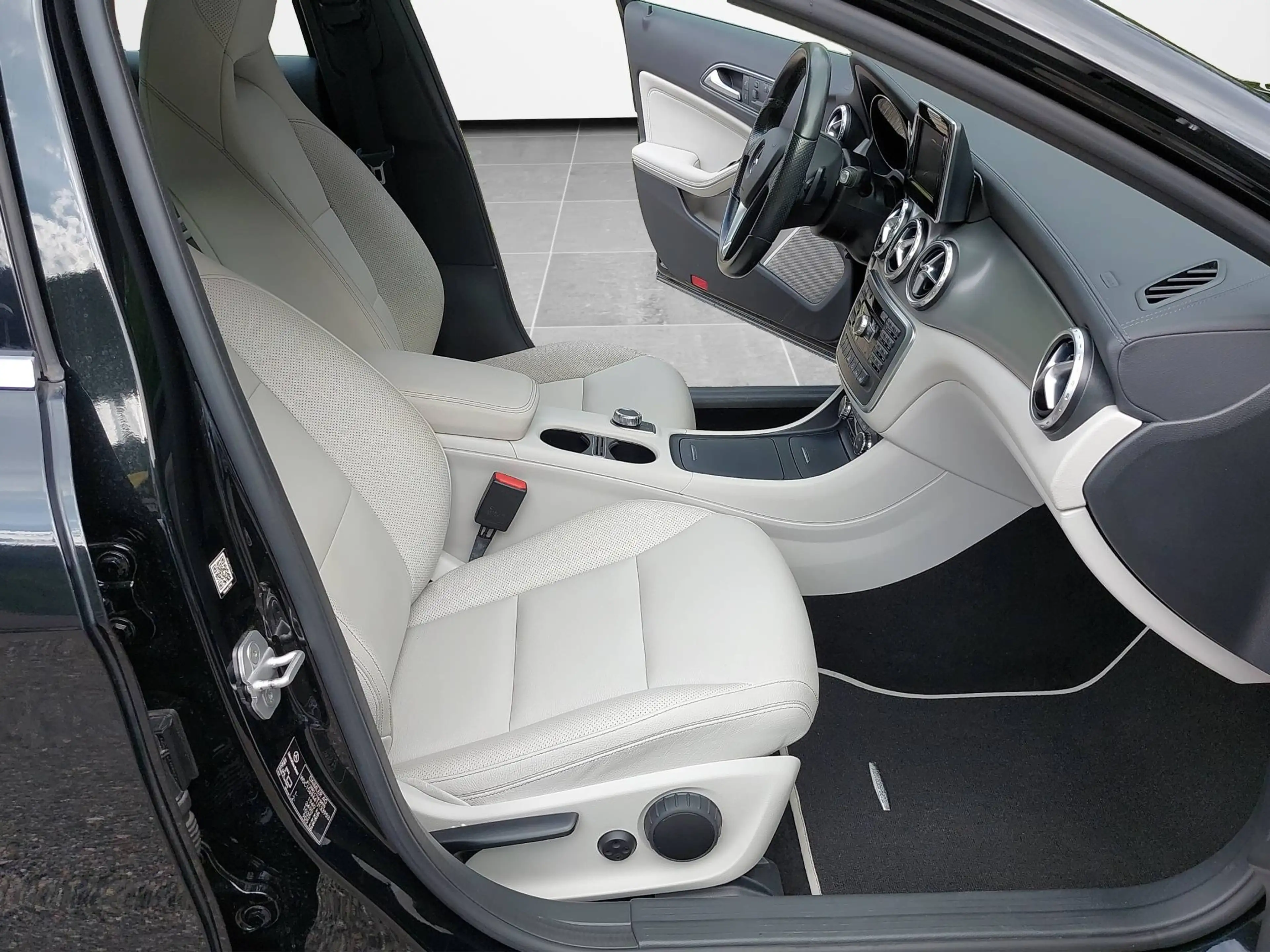 Mercedes-Benz GLA 250 — photo 27