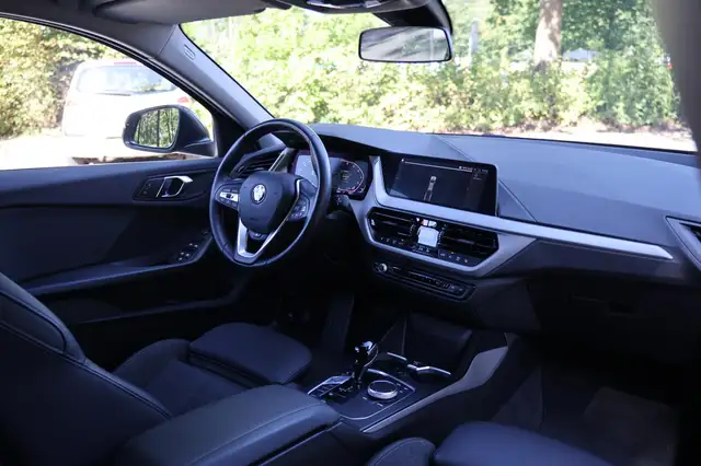 BMW 1 Series view 16