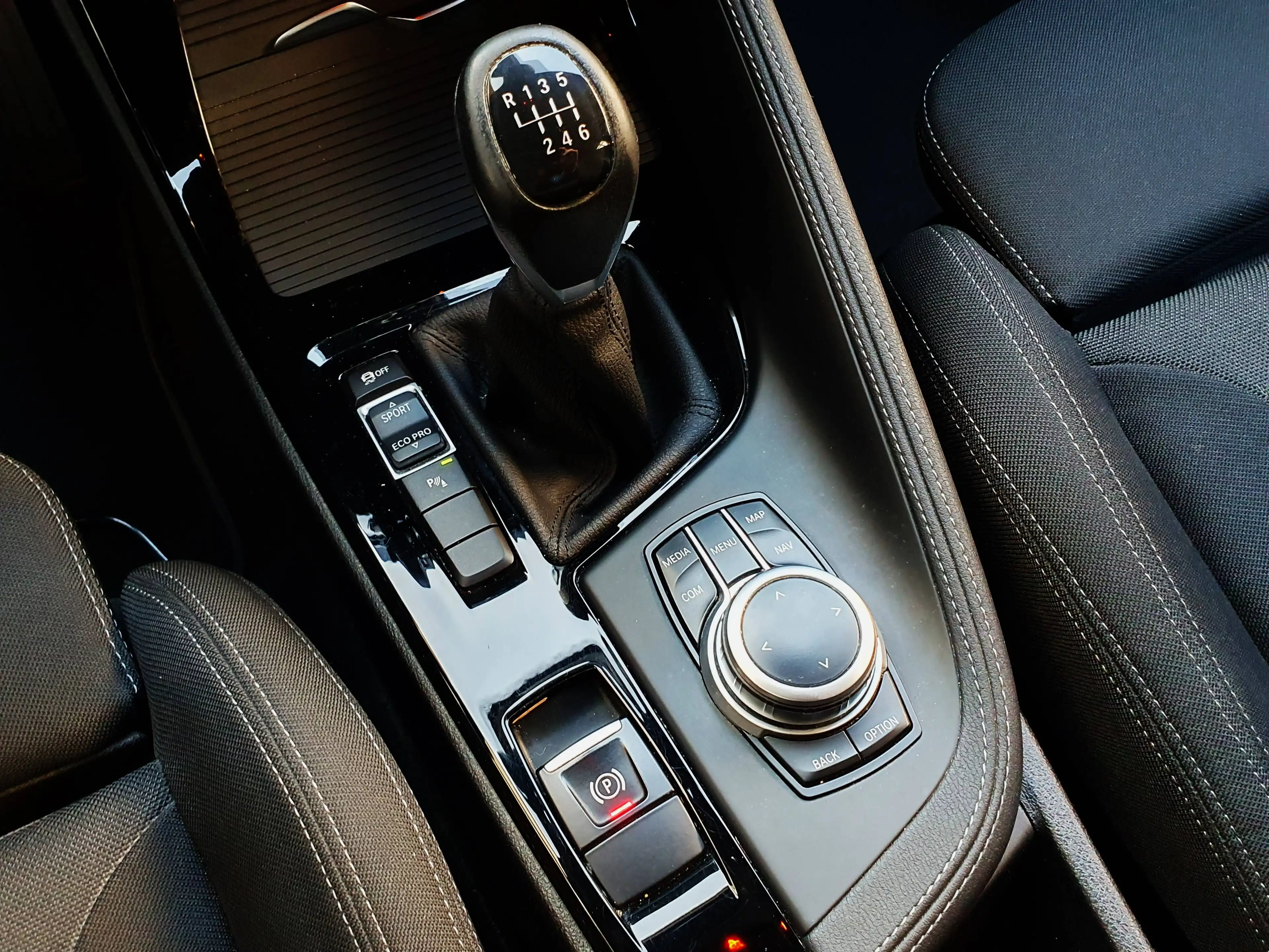BMW X2 18d Advantage Plus HUD+ — photo 12