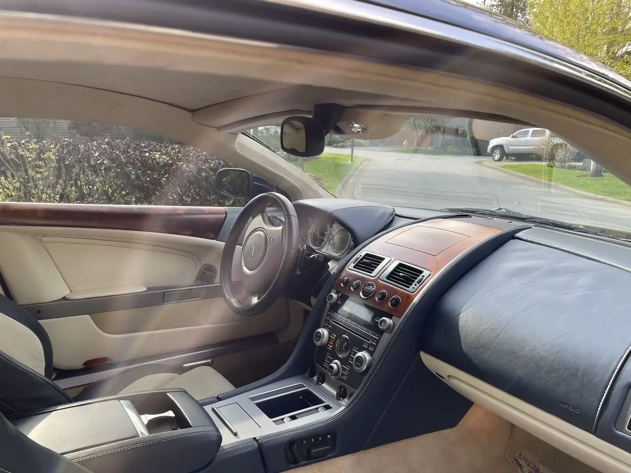 Aston Martin DB9 снимка Aston Martin DB9