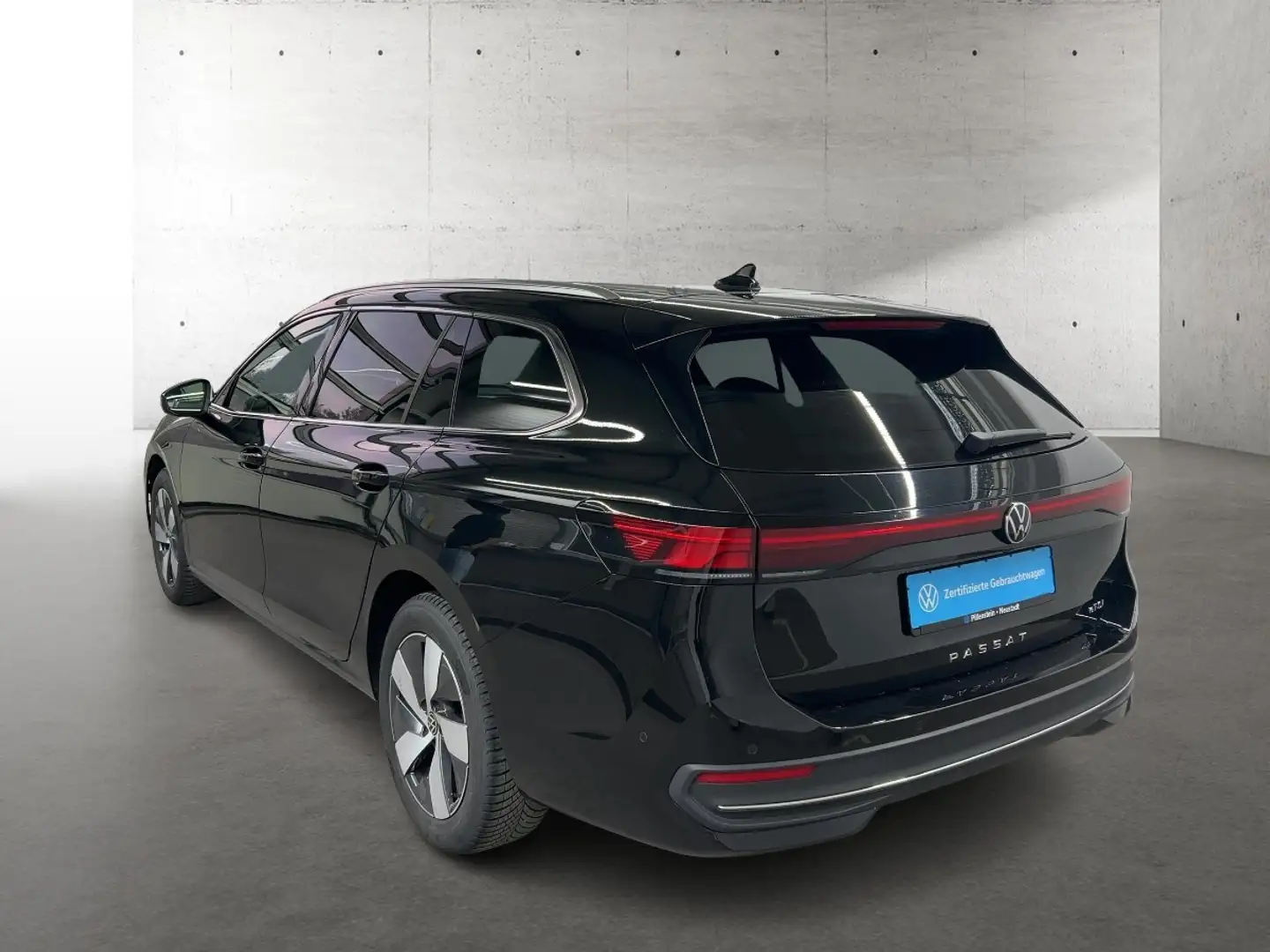 Volkswagen Passat eTSI DSG NAVI+AHK+AREA+17" Schwarz - 2