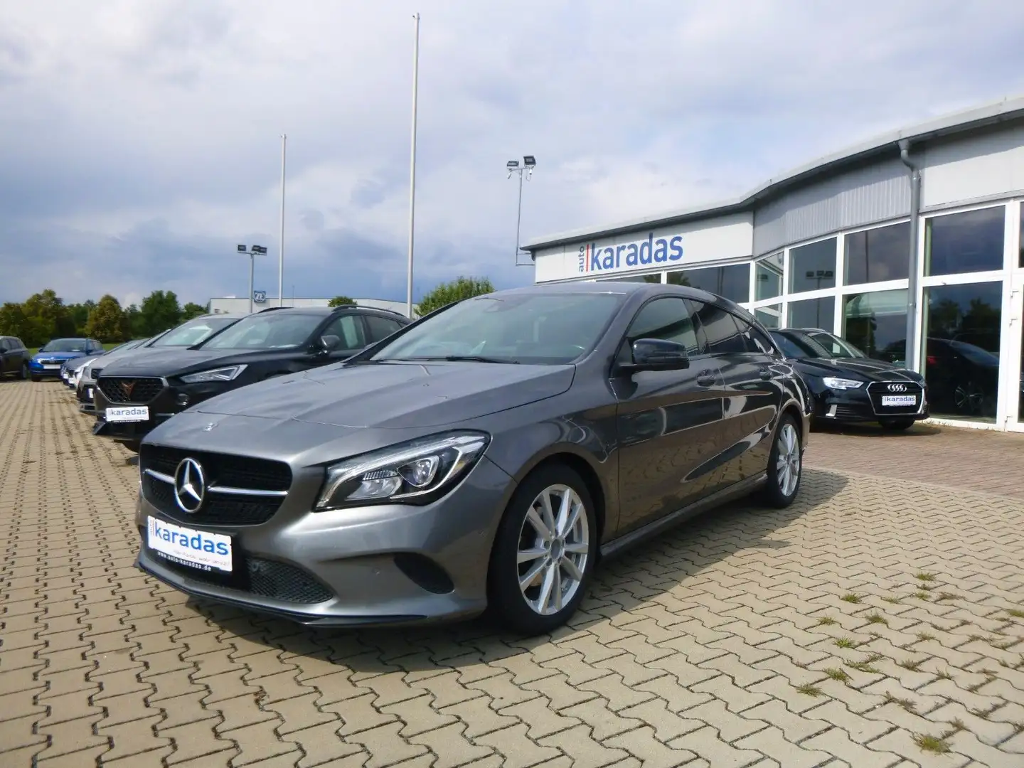 Mercedes-Benz CLA 180 Shooting Brake UrbanNight/LED/NAV/KAM Gris - 1