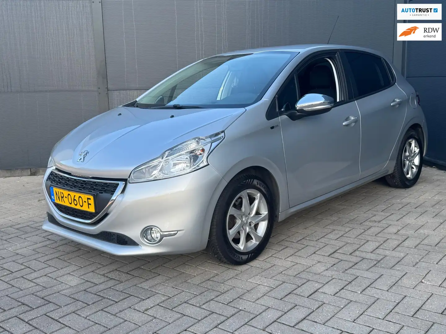 Peugeot 208 1.2 VTi Active / 5 Deurs / Pdc Gris - 1