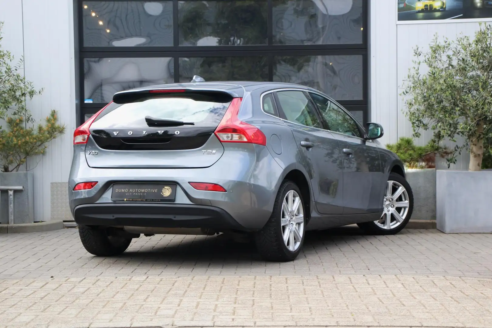 Volvo V40 2.0 T2 Inscription - 122PK - LEDER - 17INCH - NAVI Grijs - 2