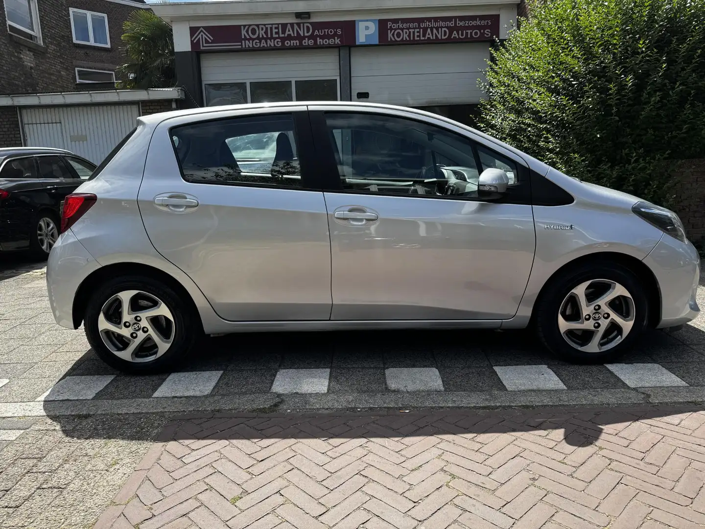 Toyota Yaris 1.5 Hybrid Lease Limited Grijs - 2