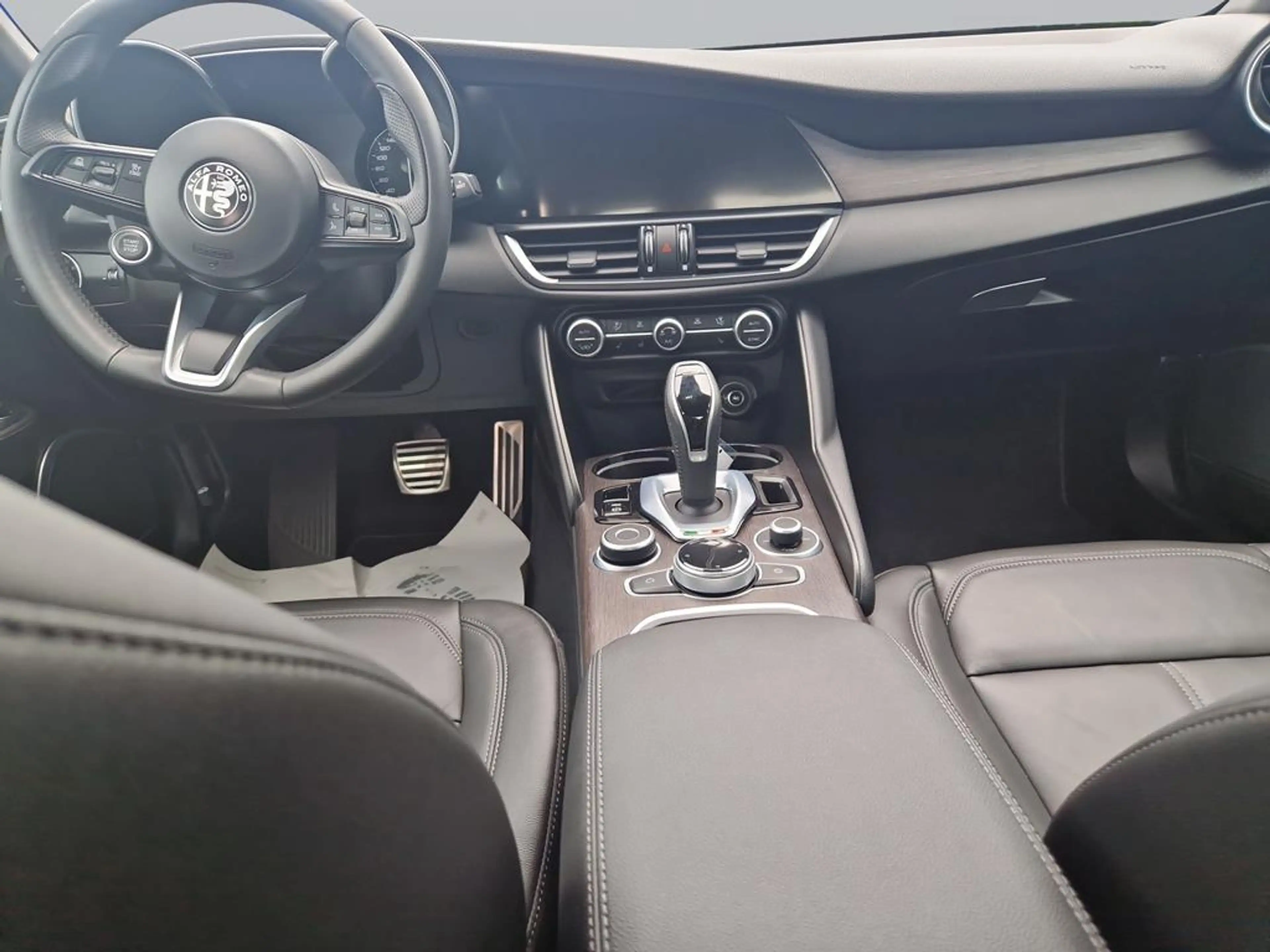 Alfa Romeo Giulia MY22 Ti 2.0 Turbo 16V 206kW (280 PS) AT8 - Q4 — photo 12
