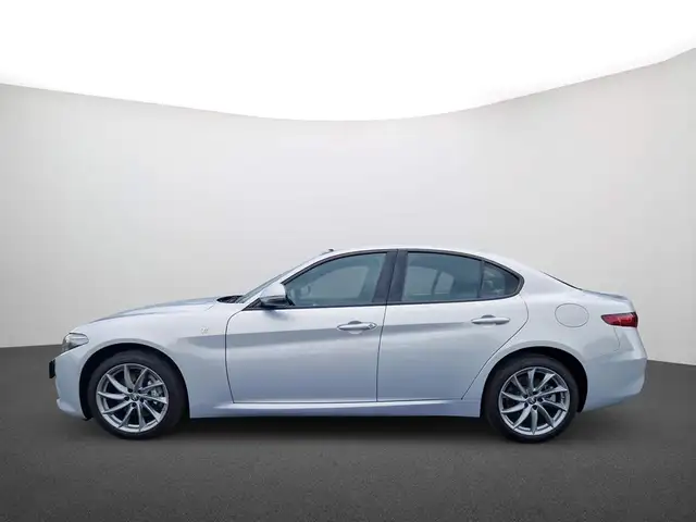 Alfa Romeo Giulia view 5