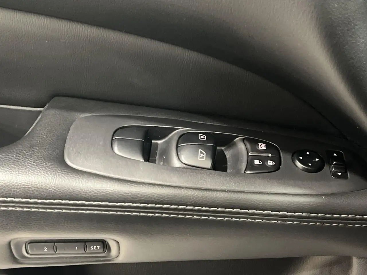 Nissan Pathfinder снимка Nissan Pathfinder