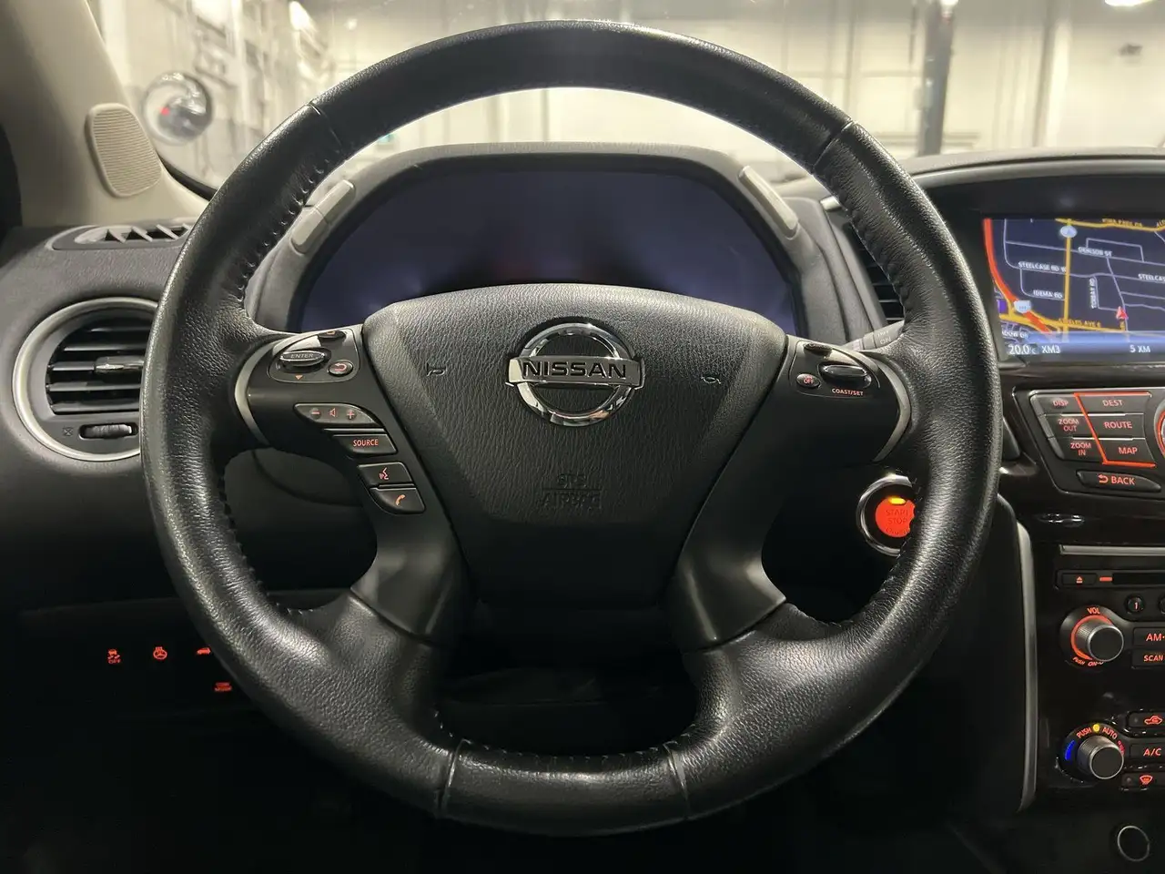 Nissan Pathfinder снимка Nissan Pathfinder