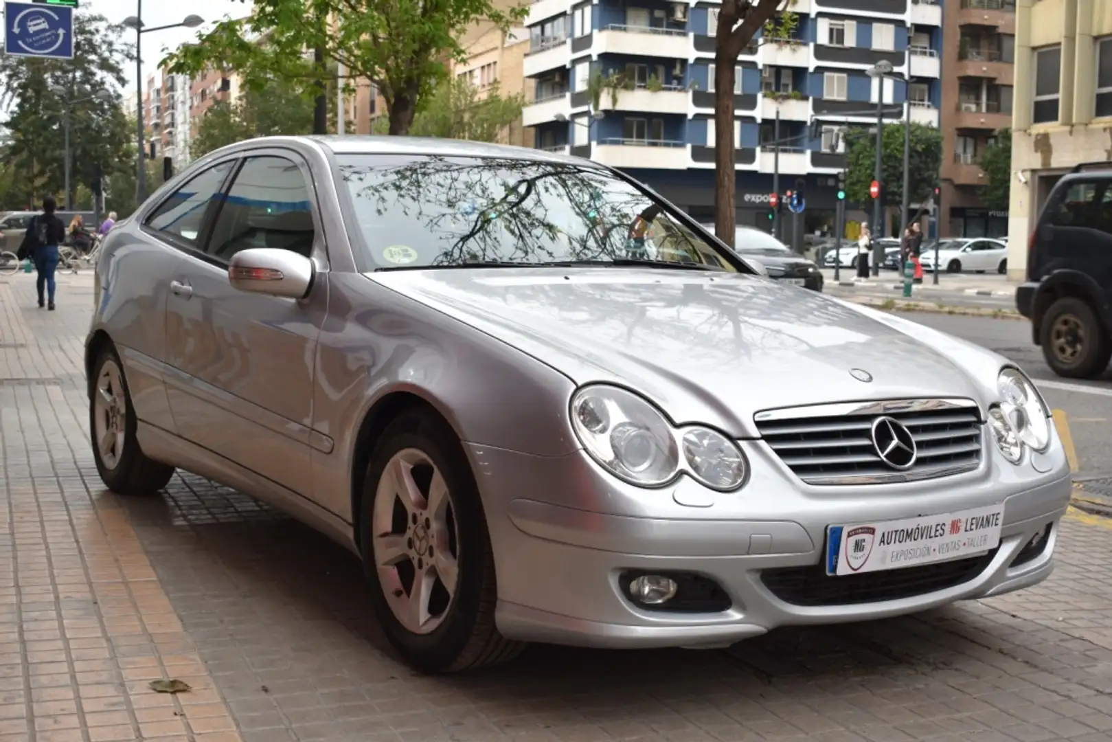 Mercedes-Benz MERCEDES-BENZ Clase C Deportivo  Automático de 3 Argintiu - 2