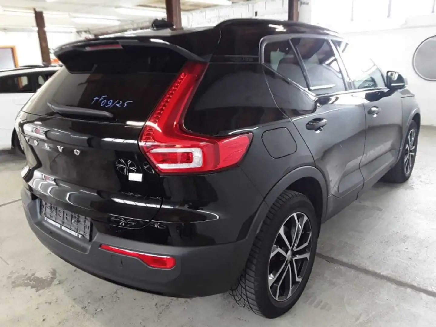 Volvo XC40 1.5 T5 Recharge Inscription Zwart - 2
