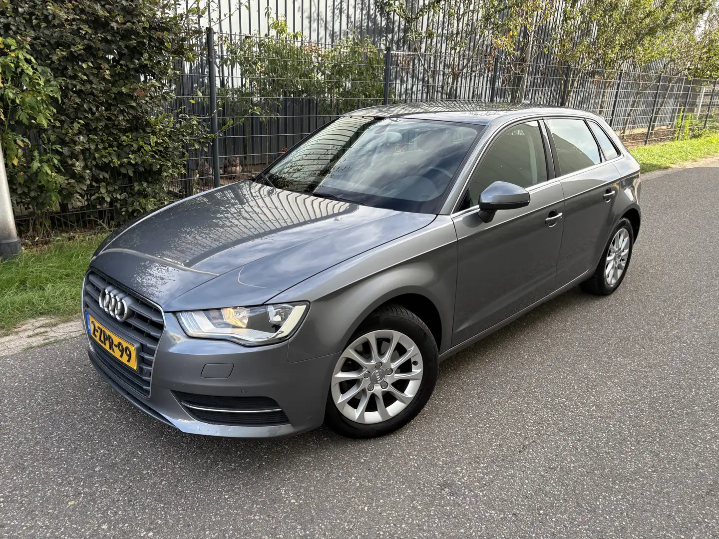 Audi A3 Sportback 1.4 TFSI CoD Attraction Pro Line / AUTOM Grau - 2