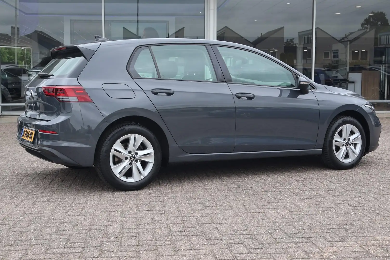 Volkswagen Golf 1.0 TSI 110pk Life | Navigatie | Camera | PDC | An Grigio - 2