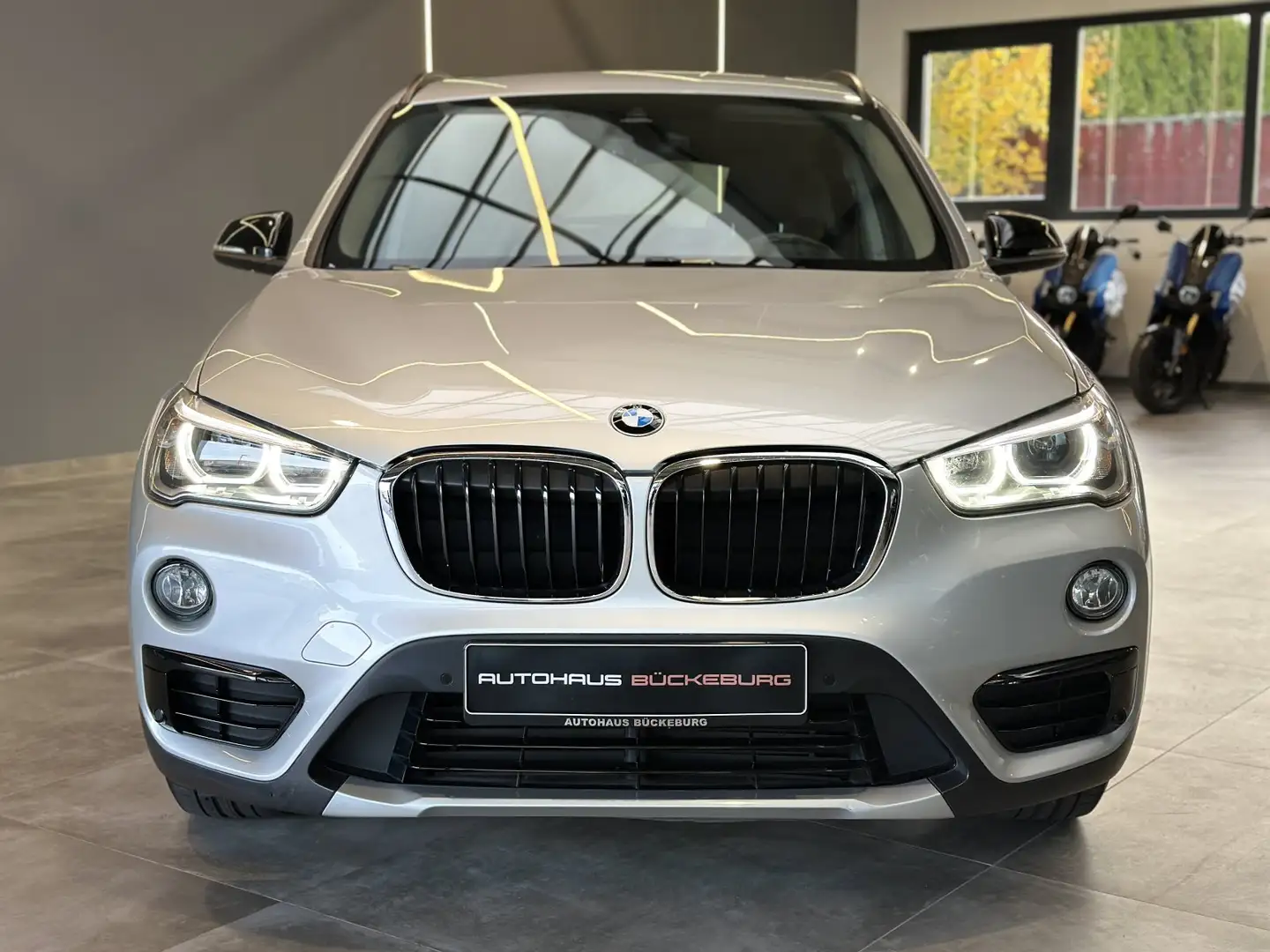 BMW X1 xDrive 20d Sport Line Silber - 2