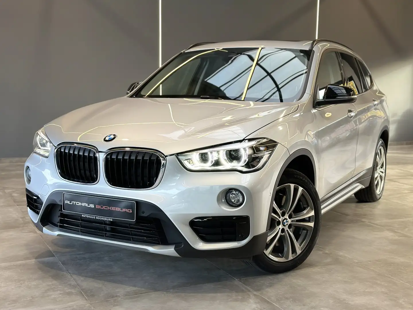 BMW X1 xDrive 20d Sport Line Silber - 1