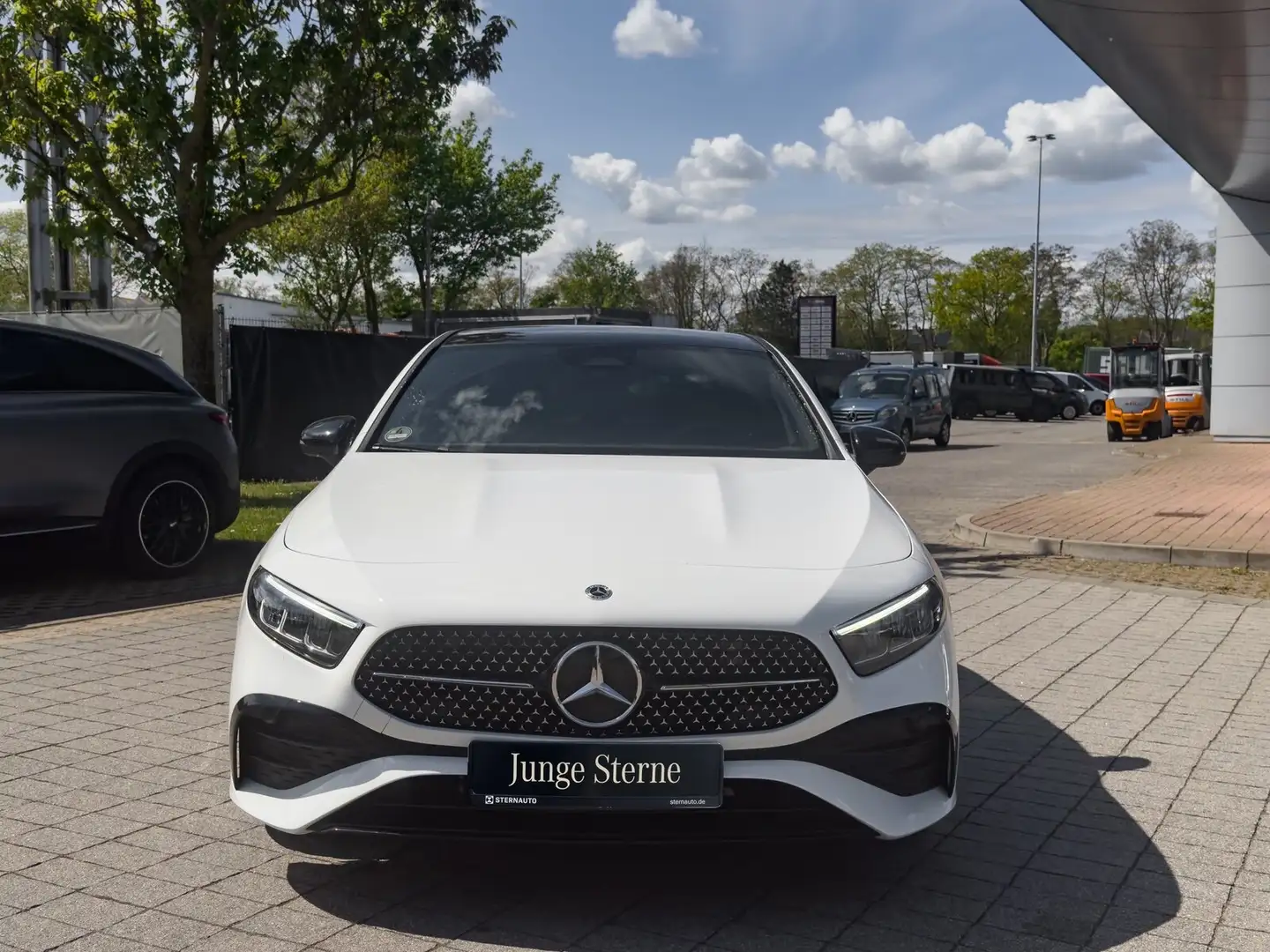 Mercedes-Benz A 200 A 200 AMG Pano KeylessGo Night Kamera DAB AMG Line Weiß - 2