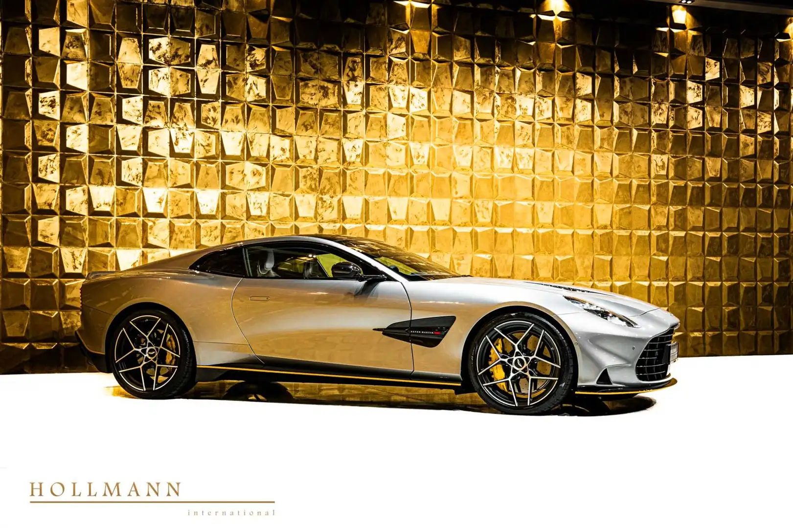 Aston Martin Vanquish Coupe +Carbon+Panoramic+MY26 Silber - 2