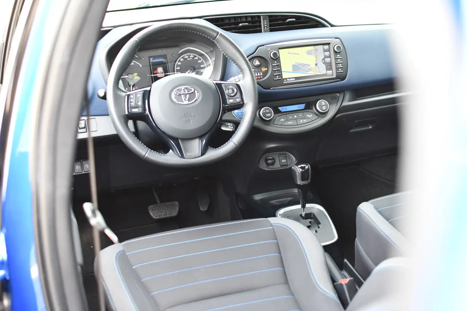 Toyota Yaris 1.5 Hybrid Bi-Tone Automaat 100pk | Navigatie | Fi Blauw - 2