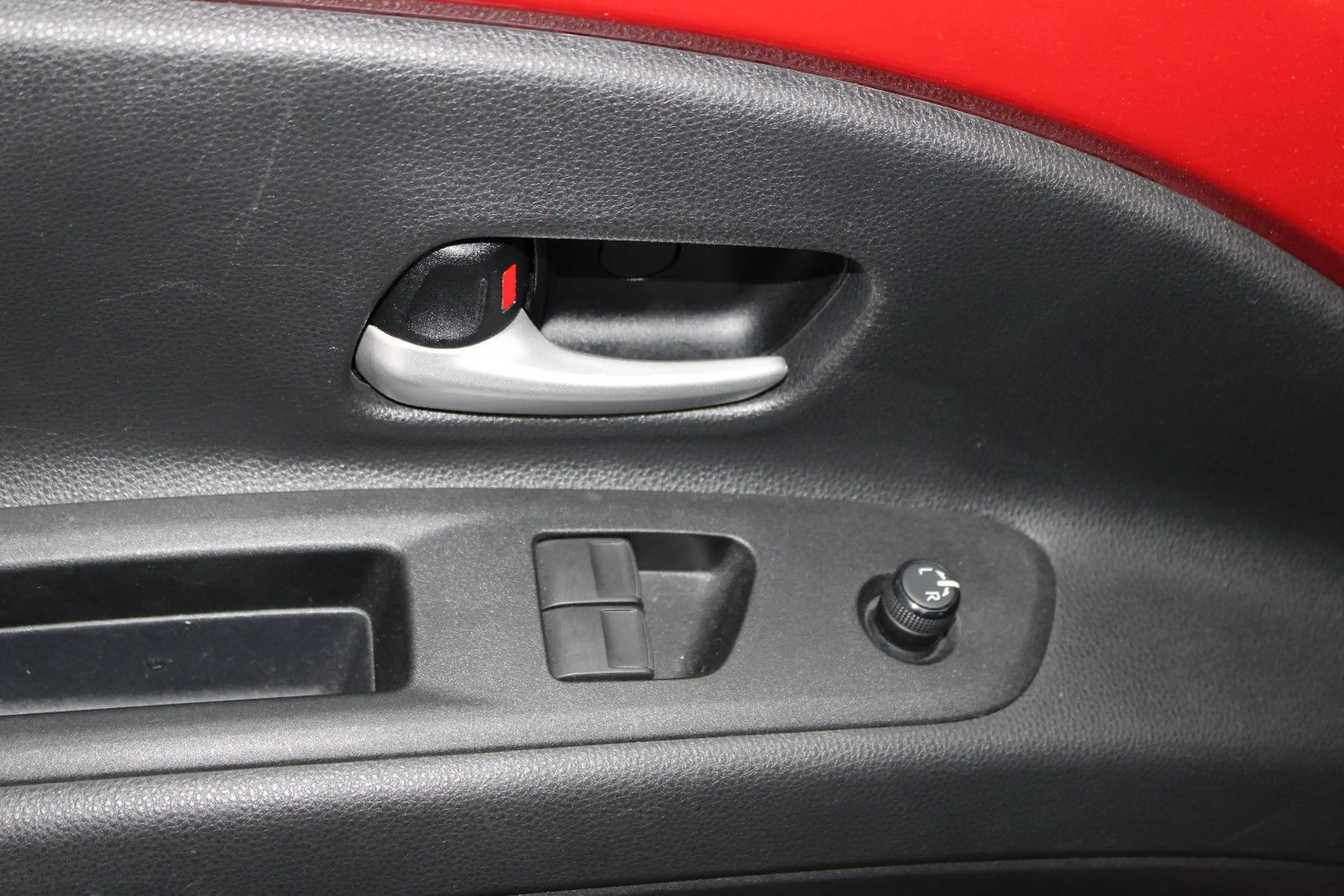 Toyota Aygo 1.0-l-VVT-i Pulse S-CVT — photo 6