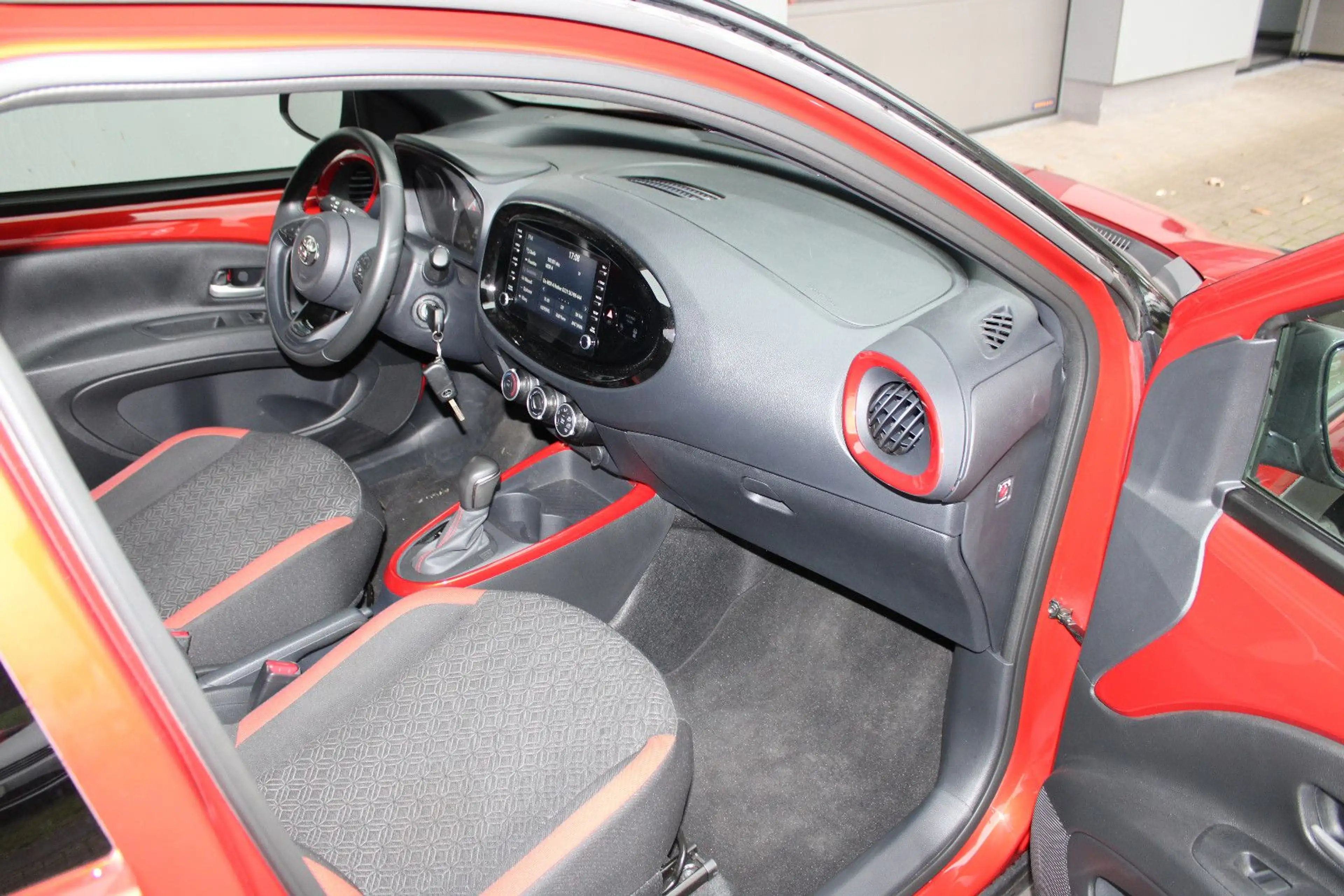 Toyota Aygo 1.0-l-VVT-i Pulse S-CVT — photo 13