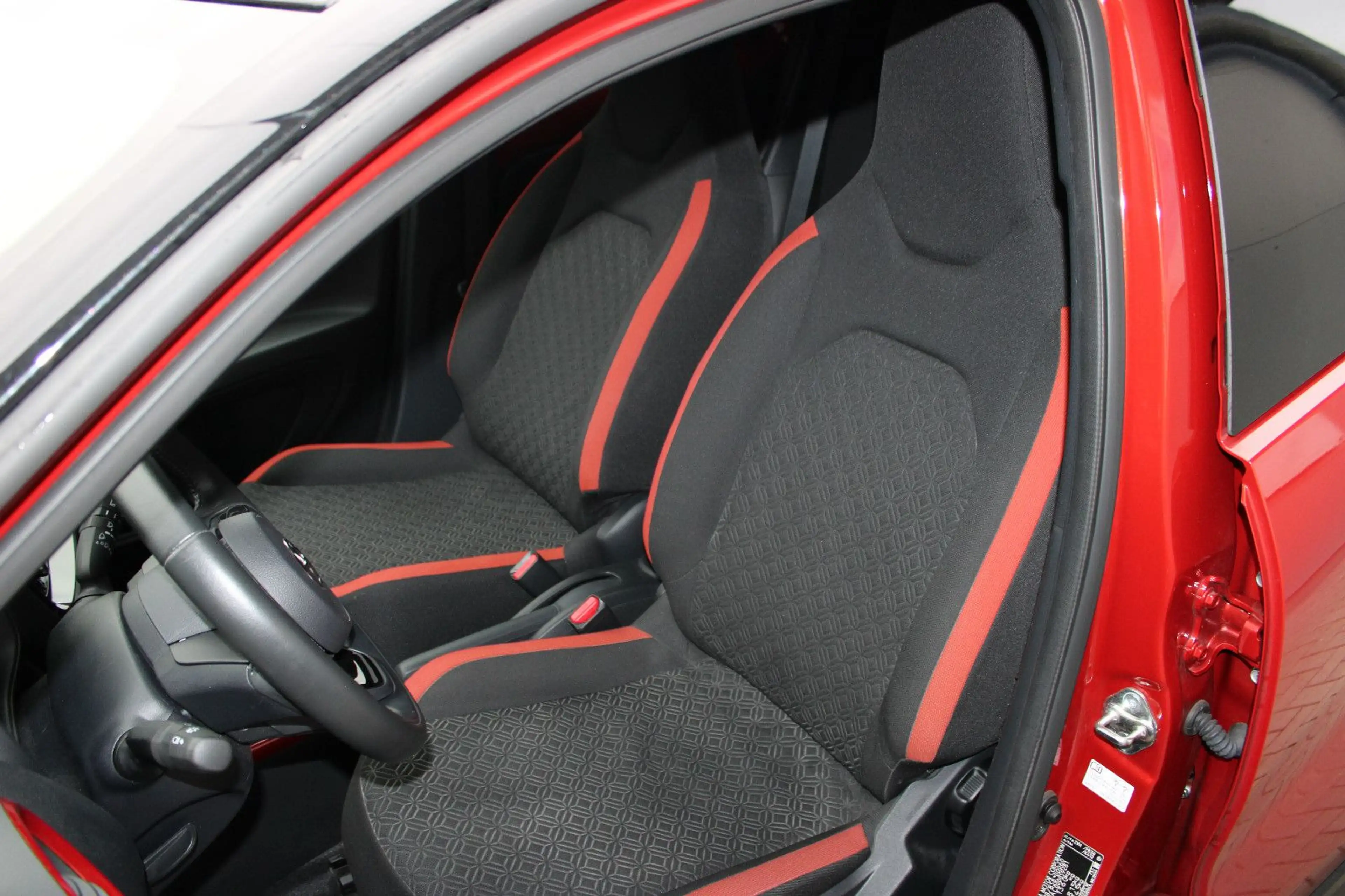 Toyota Aygo 1.0-l-VVT-i Pulse S-CVT — photo 8