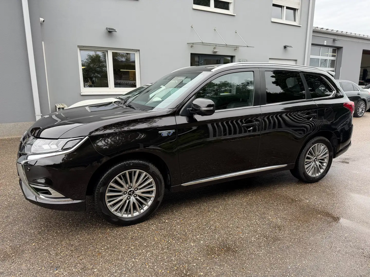 Mitsubishi Outlander PHEV 2,4 4W Schwarz - 2
