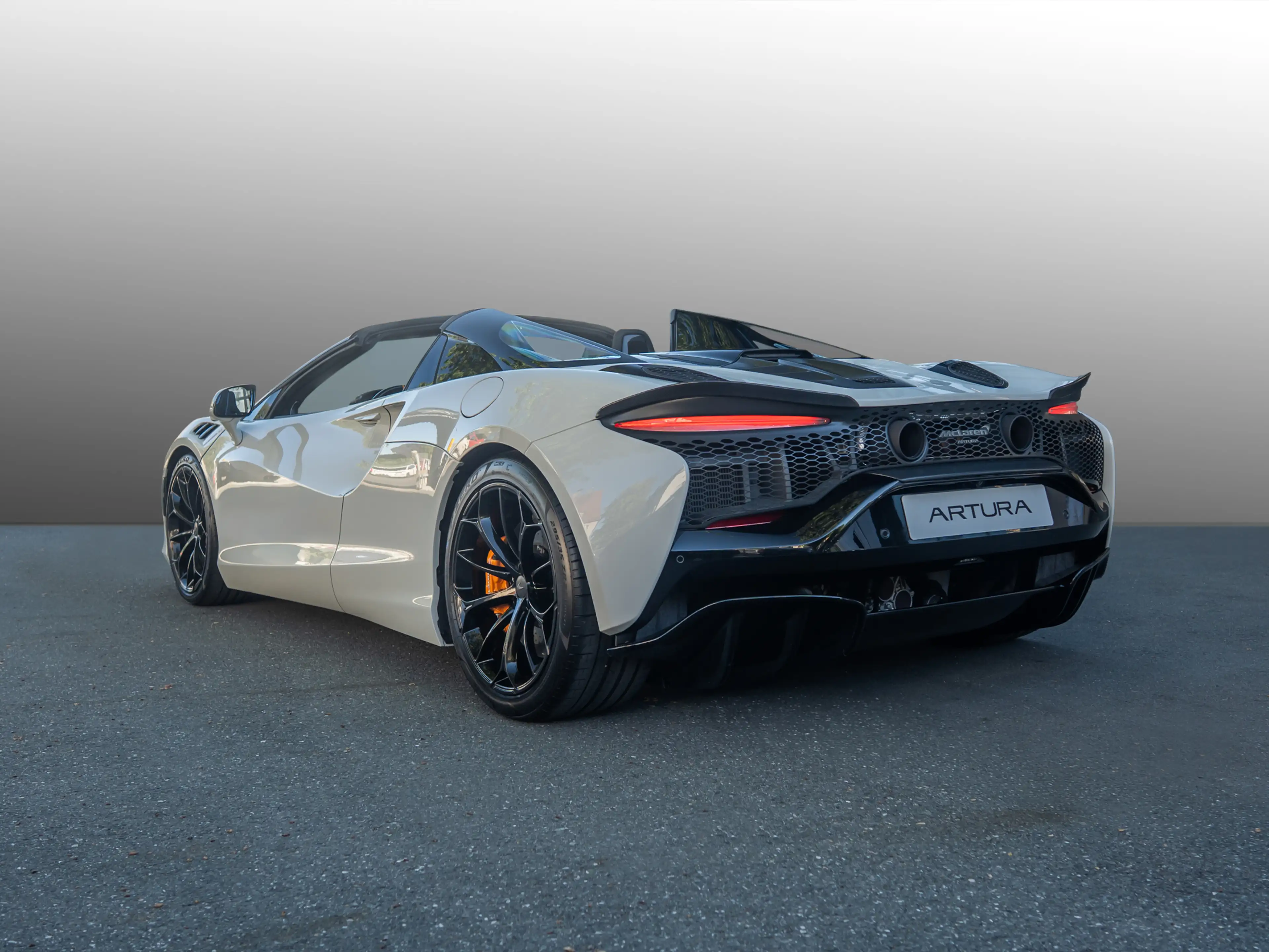 McLaren Artura TechLux Int. | B&W | Carbon | ECR — photo 4