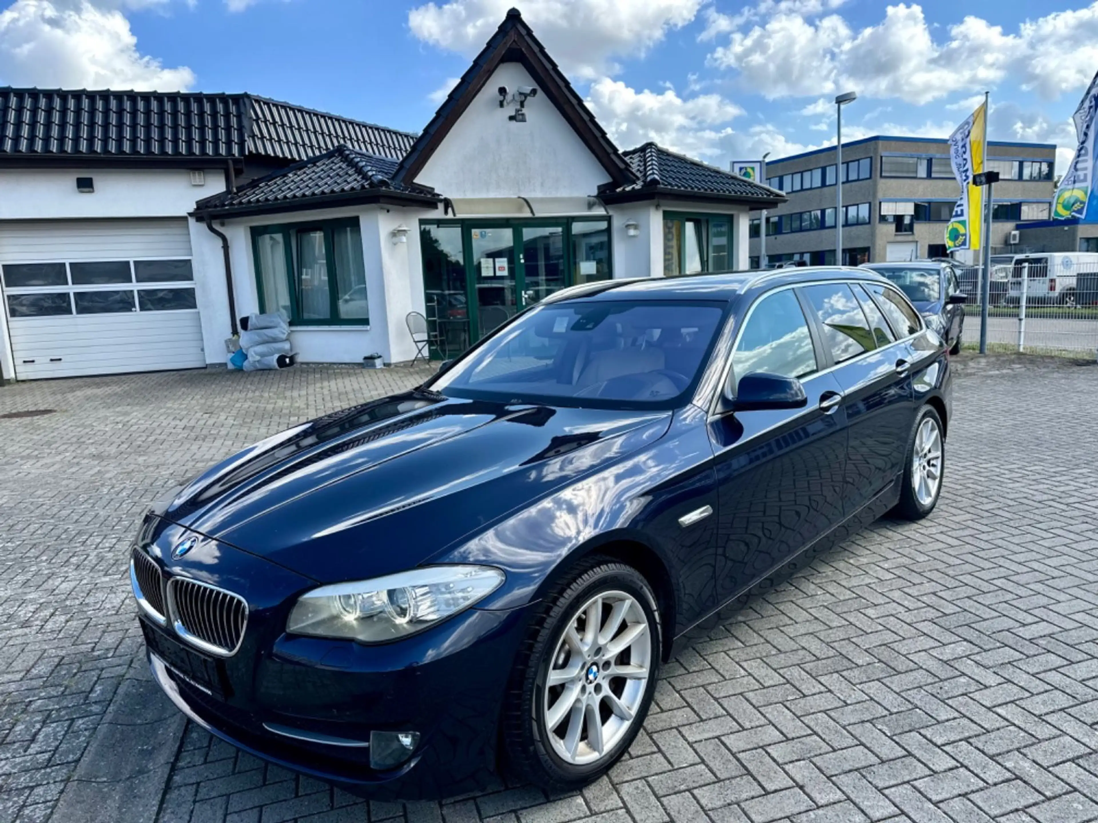 BMW 525 5 Touring NAVI XENON LEDER TEMPOMAT AHK