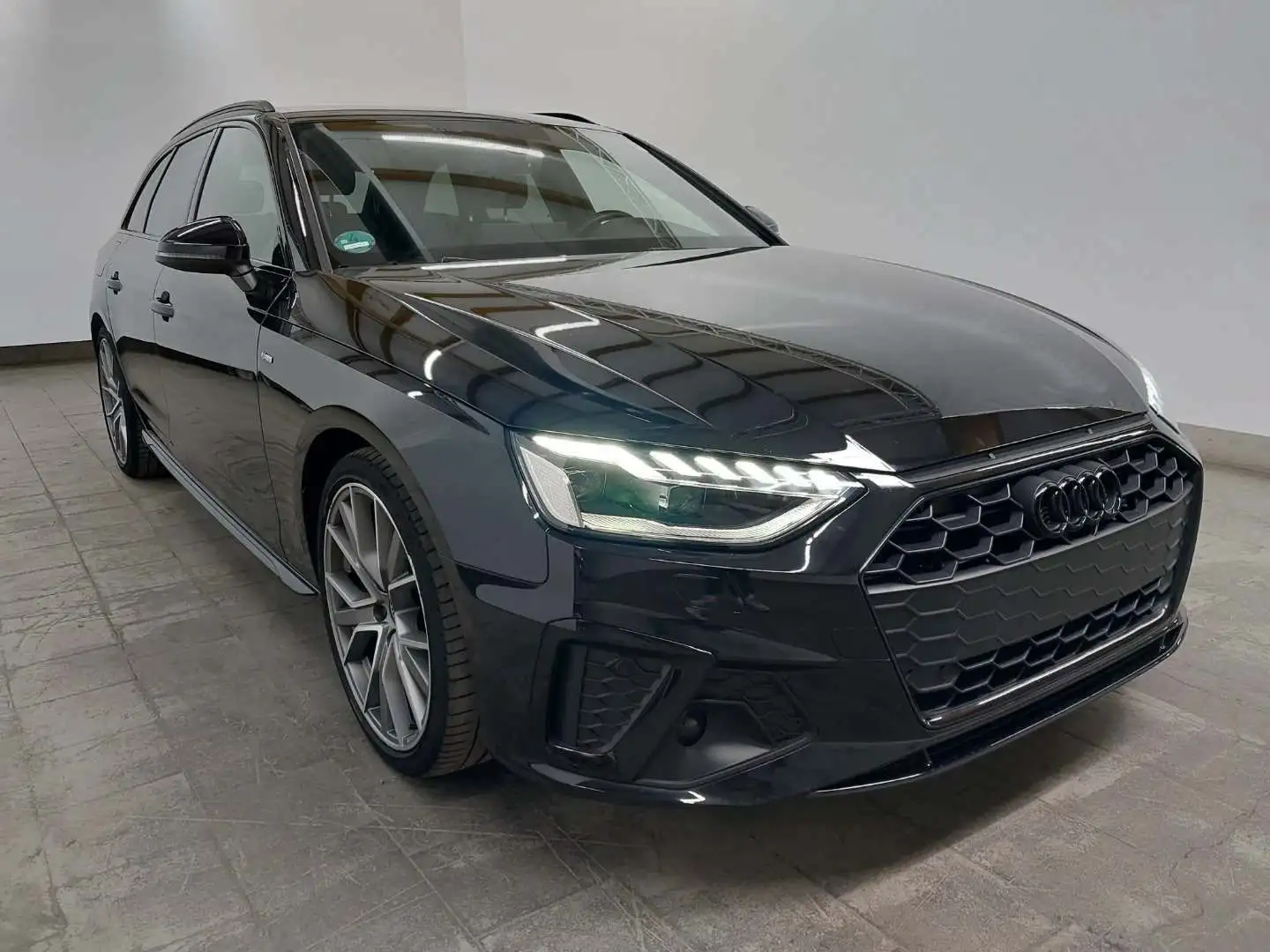 Audi A4 Avant 35 TFSI S line Schwarz - 2