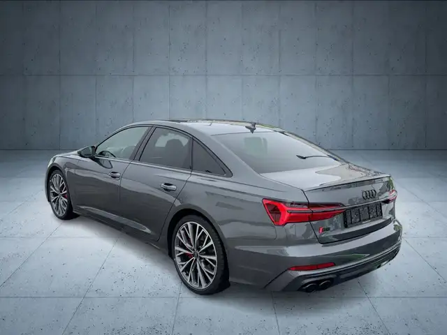 Audi S6 view 3