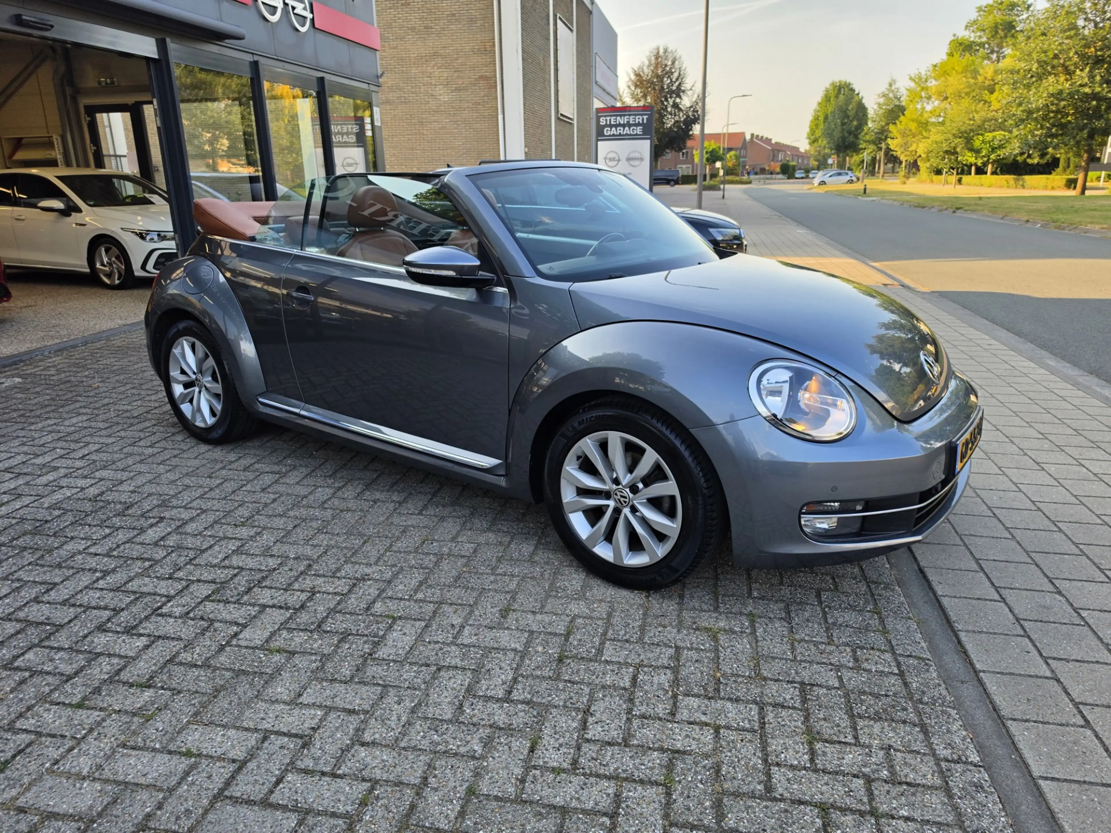 Volkswagen Beetle Cabriolet 1.2 TSI Design BlueMotion — photo 3
