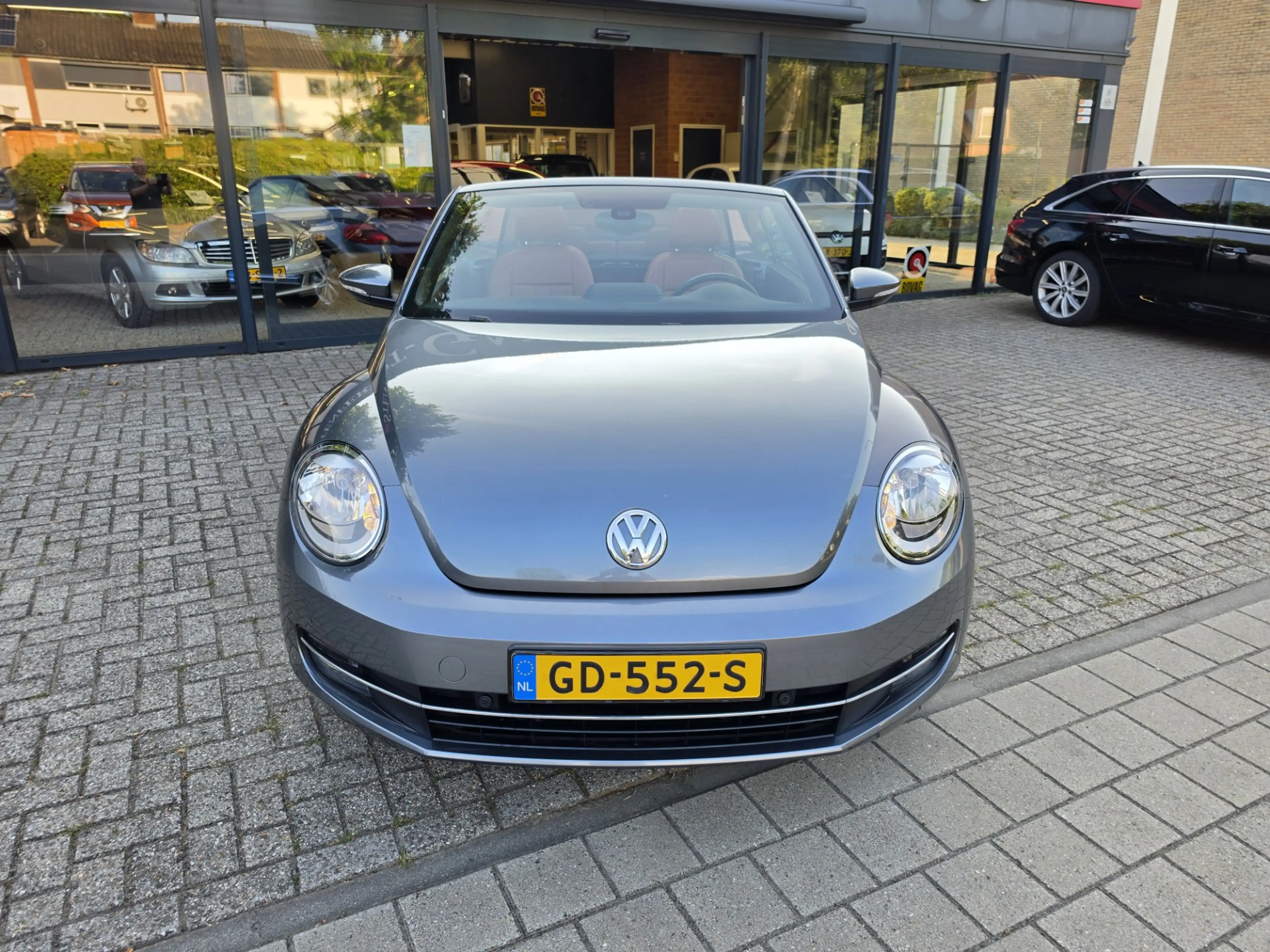 Volkswagen Beetle Cabriolet 1.2 TSI Design BlueMotion — photo 2