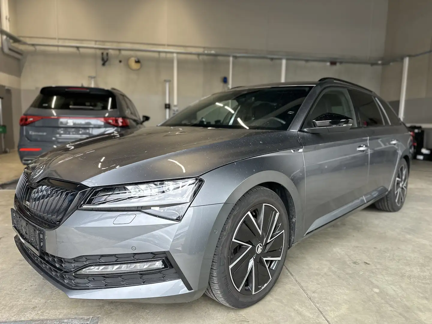 Skoda Superb Kombi 2,0TDI DSG 4x4 Sportline 4x SHZ Grau - 1