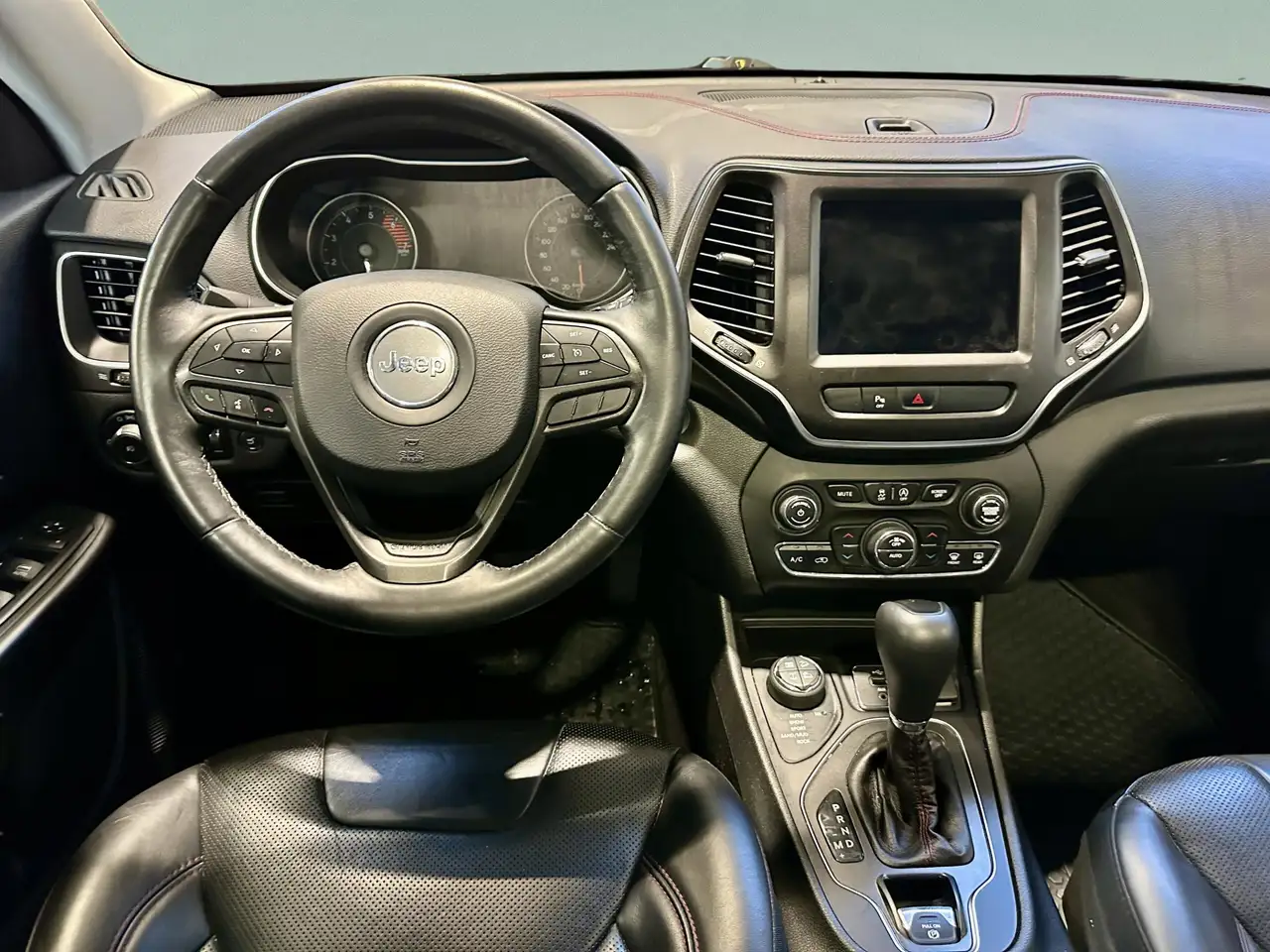 Jeep Cherokee снимка Jeep Cherokee