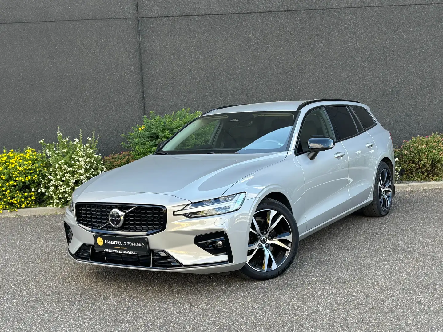 Volvo V60 2.0 B4Diesel MH- Plus Dark- Full- Attache remorque Argent - 1