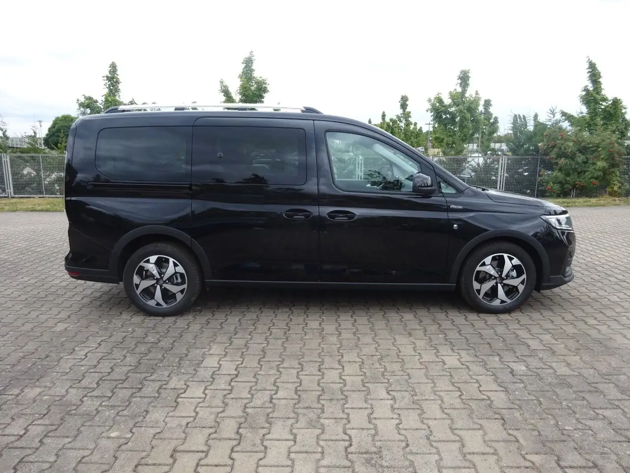 Ford Grand Tourneo 2026 — фото 6