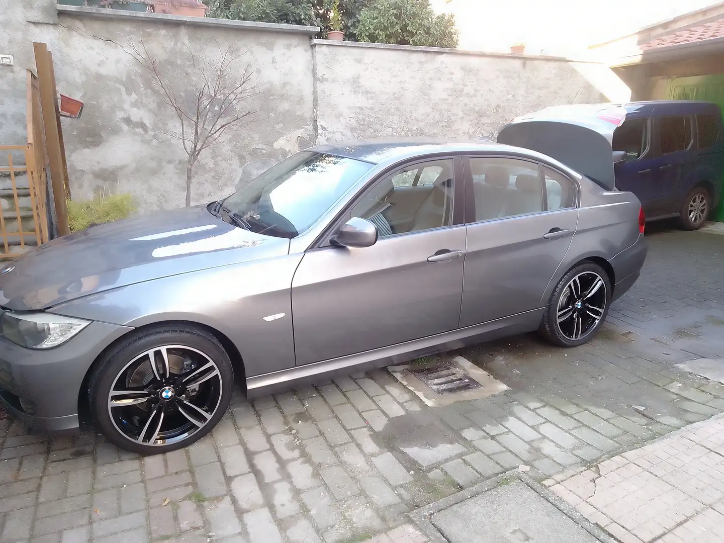 BMW 320 320i+Attiva+170cv Grigio - 1