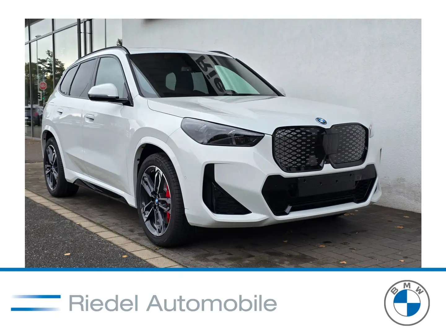 BMW iX1 xDrive30 Navi Tempom.aktiv Panoramadach Bluetooth Blanc - 1