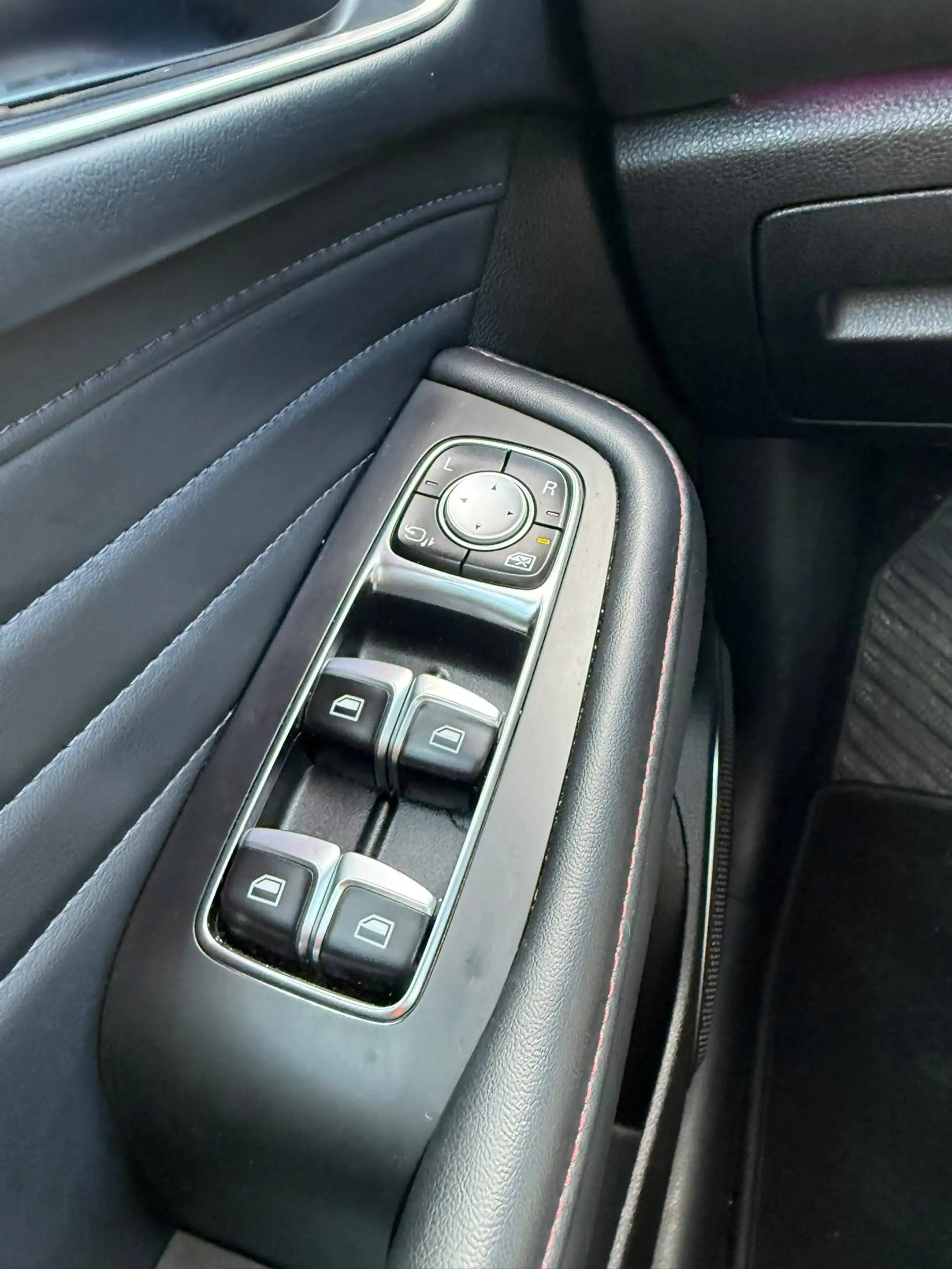 MG HS 1.5 T-GDi Luxury / Carplay / Camera 360 / Full Cuir / Toit Ouvrant / Garantie — photo 23