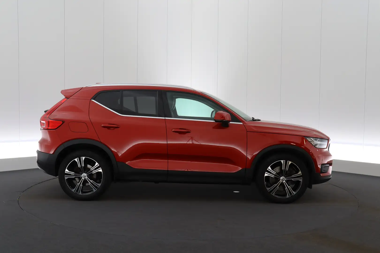 Volvo XC40 1.5 T5 TE PHEV Inscription DCT Intellisafe Pro LED Rood - 2