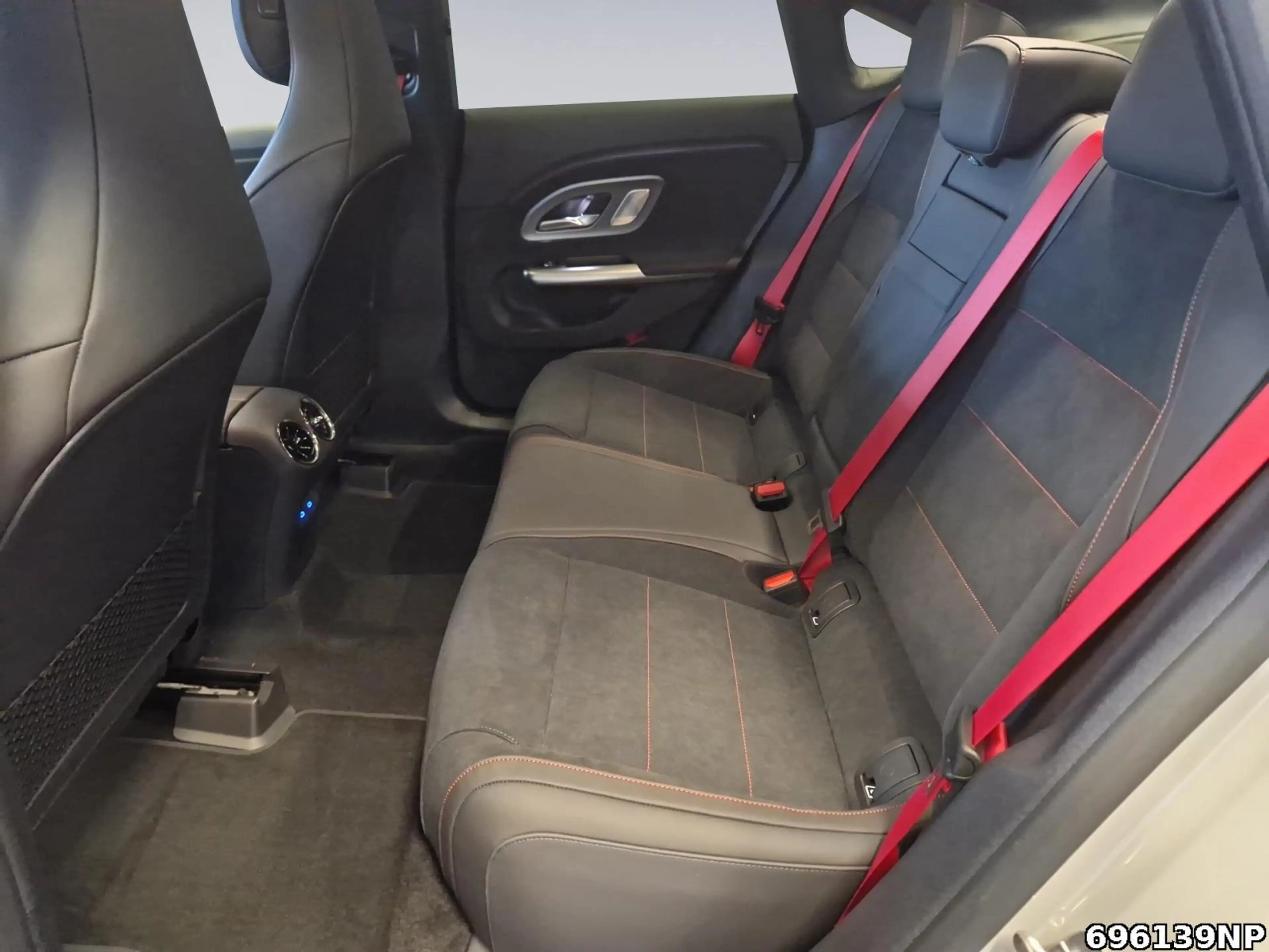 Mercedes-Benz CLA 200 4MATIC AMG LINE PLUS+BURMESTER+HUD+PANO — photo 11