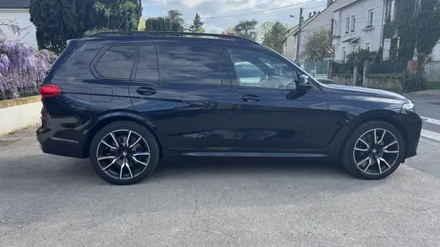 BMW X7 view 4
