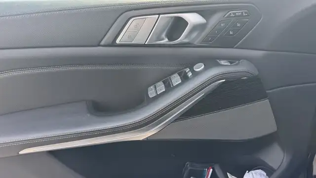 BMW X7 view 11