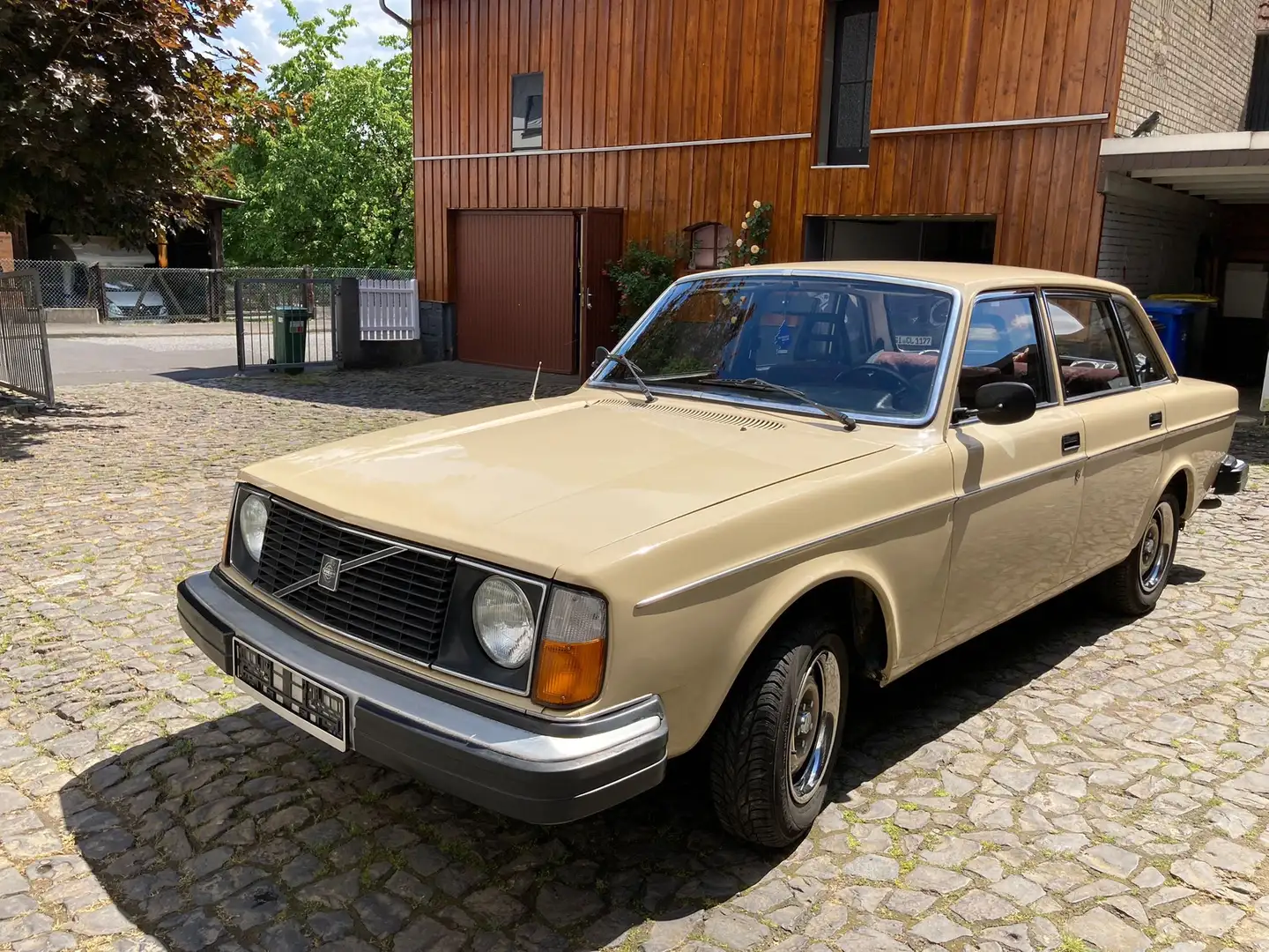 Volvo 244 Beżowy - 1