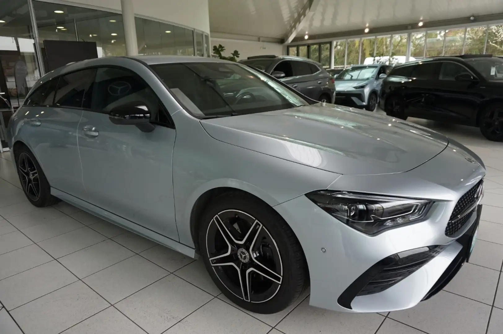 Mercedes-Benz CLA 200 d Shooting Brake AMG Line, MULTIBEAM LED Silber - 1