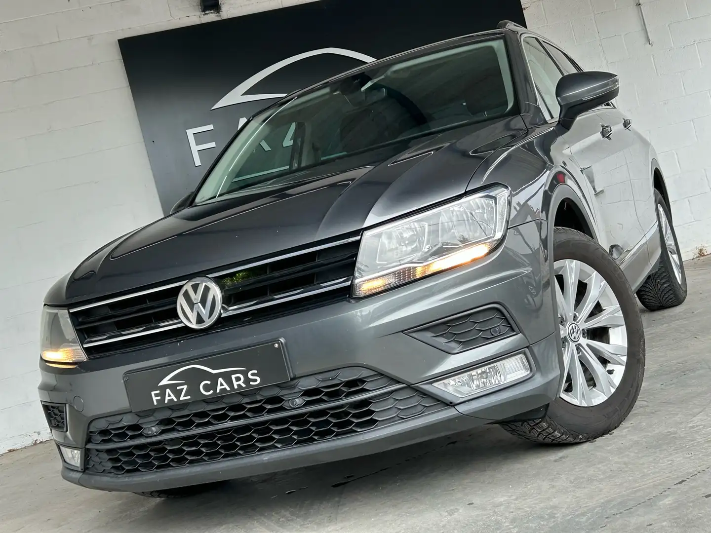 Volkswagen Tiguan 1.4 TSI Comfortline DSG * 1ER PROP + GPS + CLIM * Grau - 1
