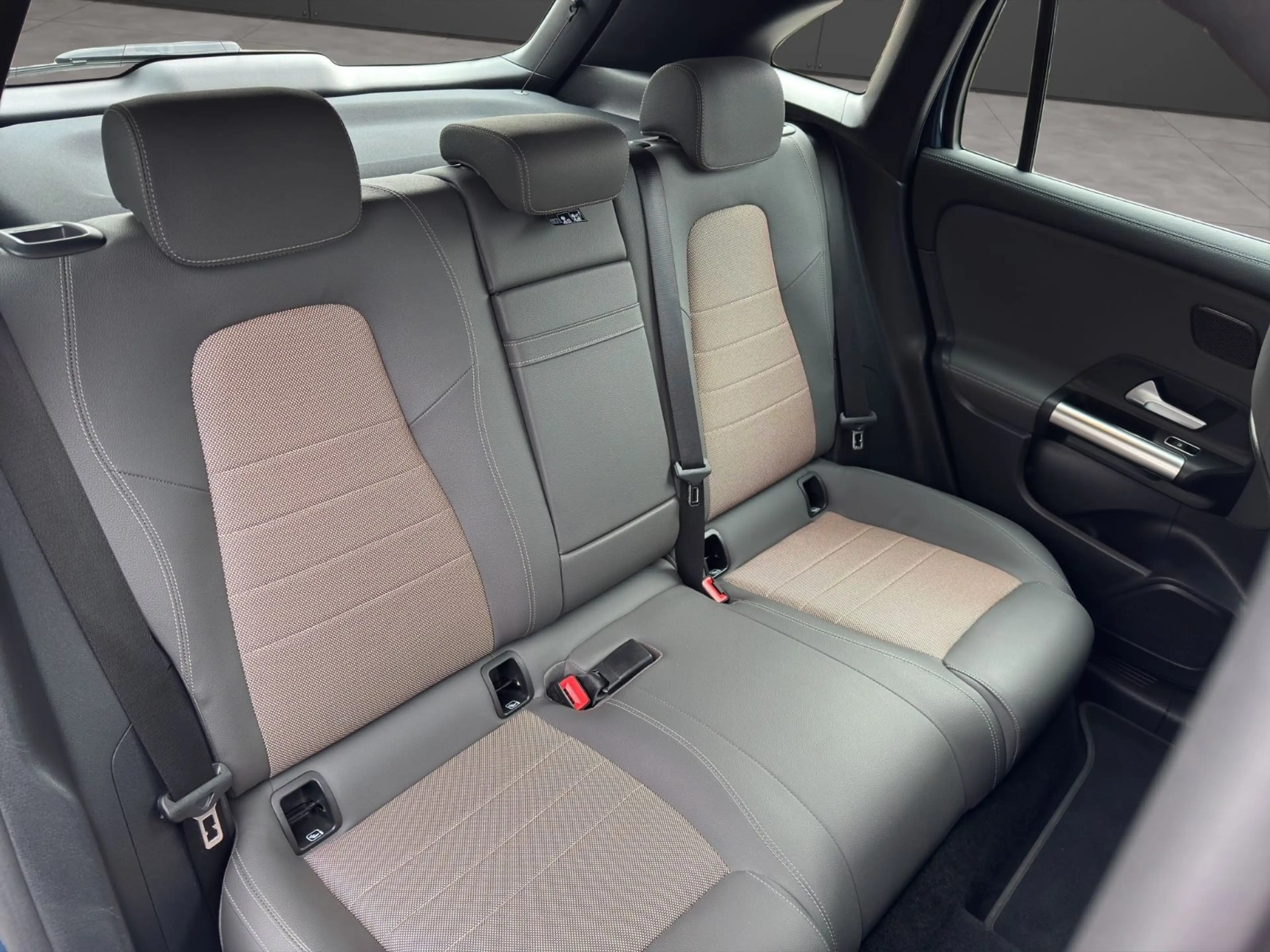 Mercedes-Benz EQA 250 Electric Art 360° ACC Keyless Ambi-light — photo 21