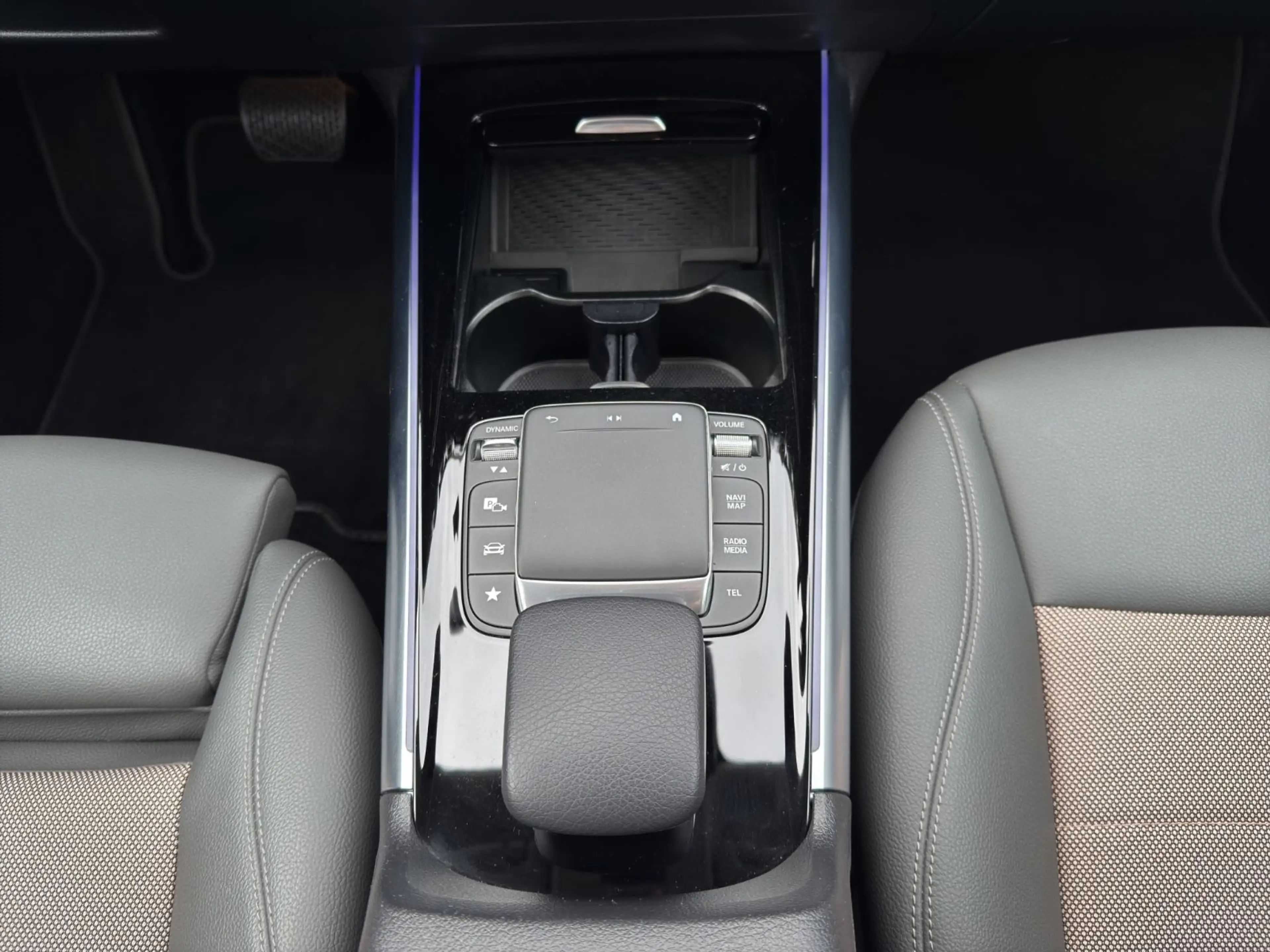 Mercedes-Benz EQA 250 Electric Art 360° ACC Keyless Ambi-light — photo 17