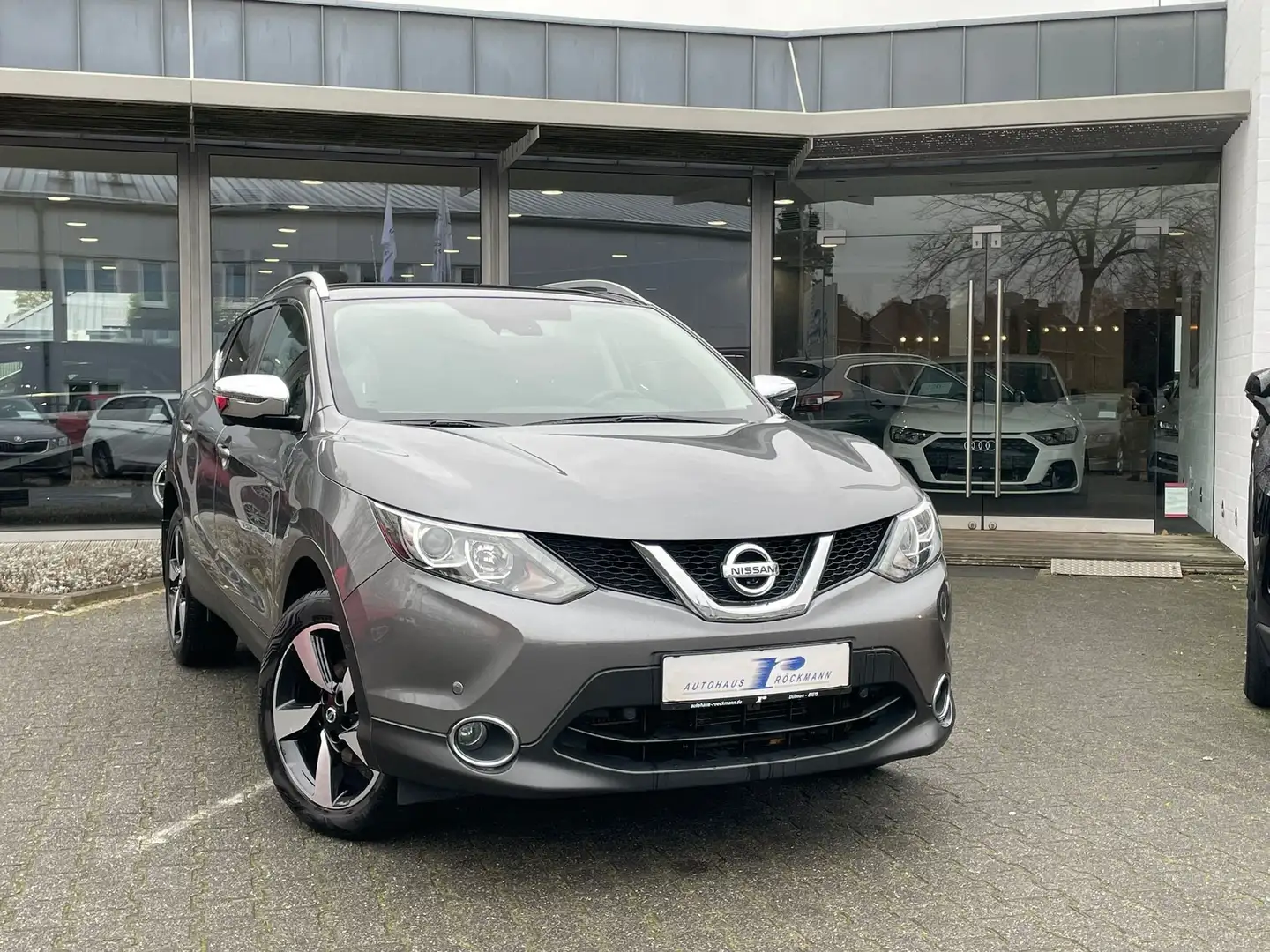 Nissan Qashqai D Aut. AHK Panorama Navi Kamera Grau - 1